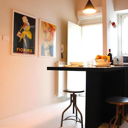 Colorful Pied-a-terre _ Via Gioberti Daire *